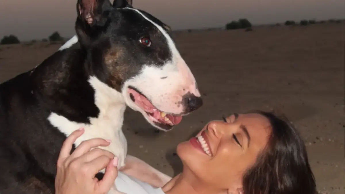 Aveline Darimont avec son chien &agrave; Duba&iuml;