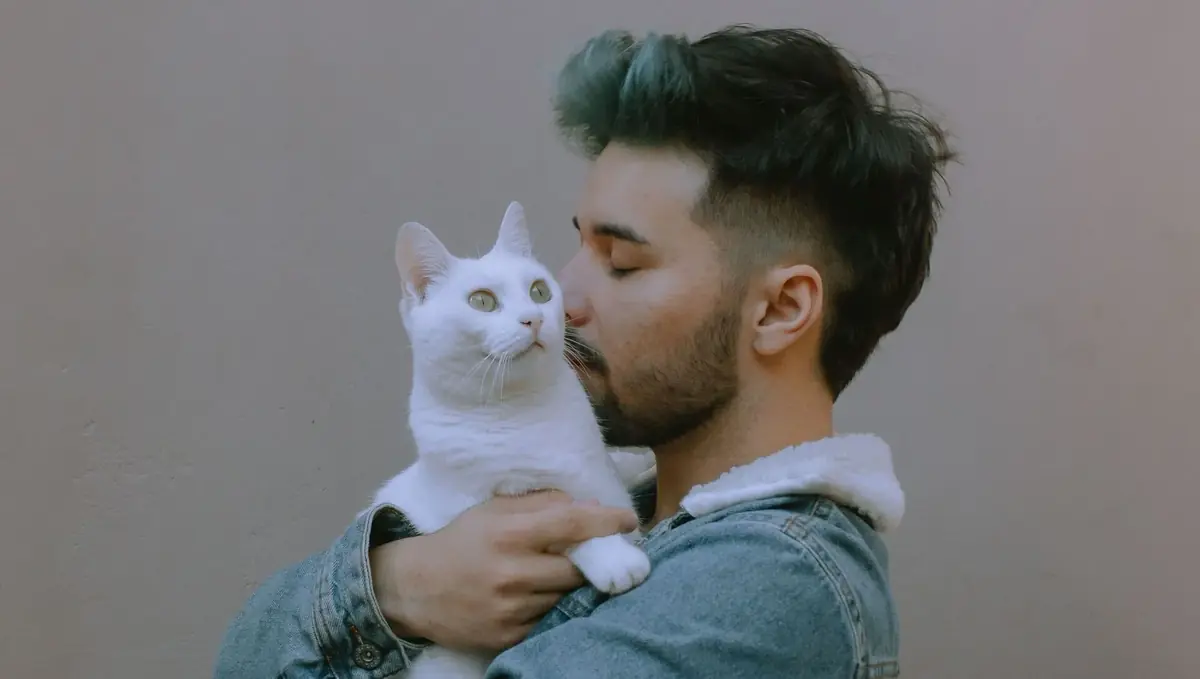 un homme avec son chat