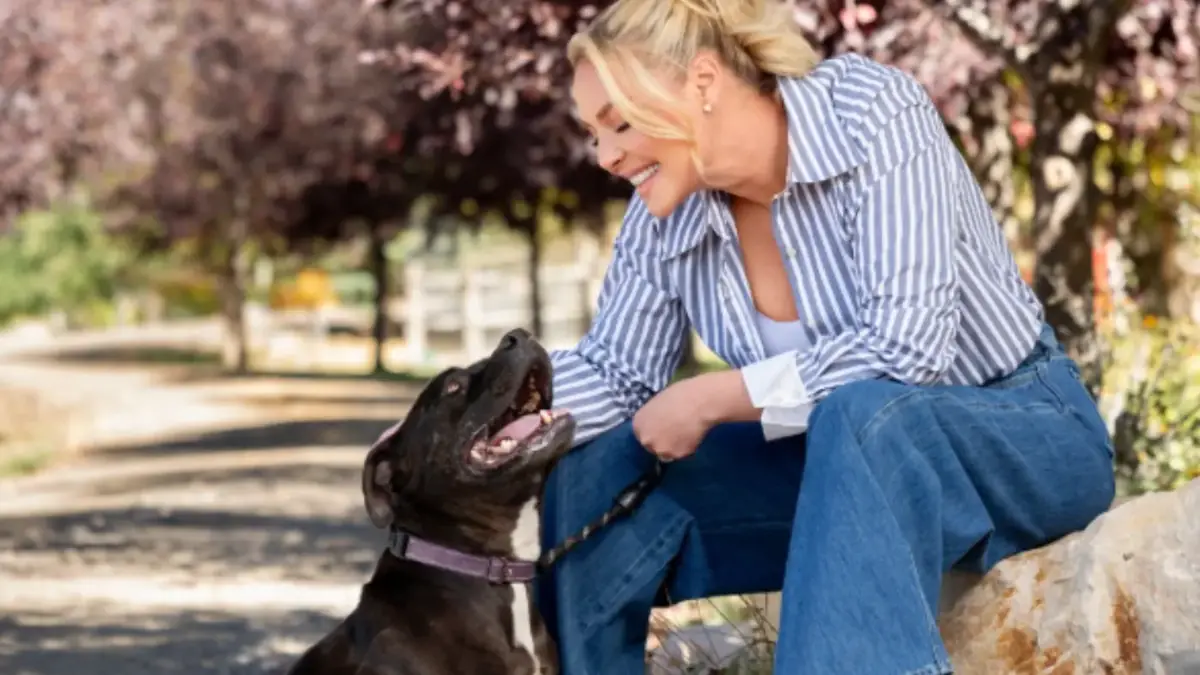 Katherine Heigl avec un chien de refuge