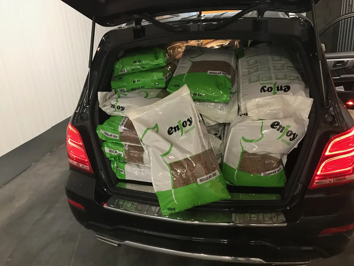 550 Kg DE CROQUETTES POUR CHATS REDISTRIBUEES 