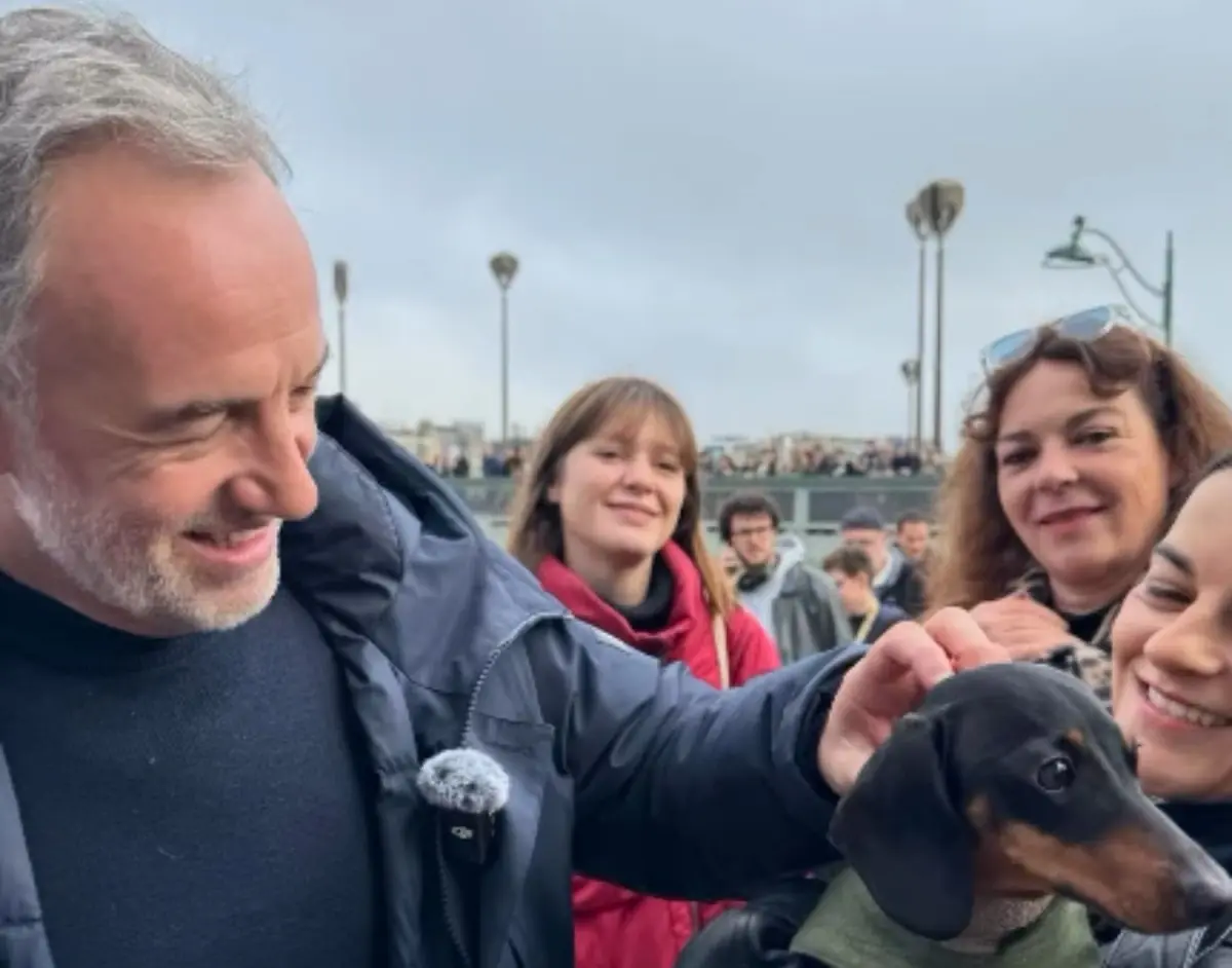 Emmanuel Gregoire caresse un chien