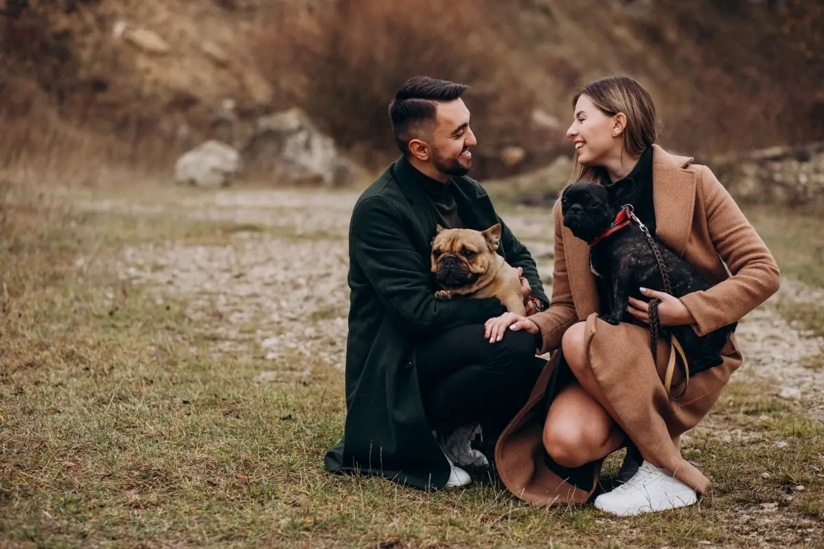 couple abvec deux chiens