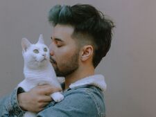 Pourquoi les hommes cachent leur chat sur les applis de rencontre (et pourquoi c'est un problème)