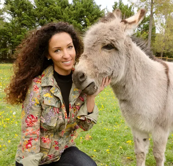 Emmanuelle Rivassoux, marraine du Fonds Saint Bernard avec son âne Pépito!