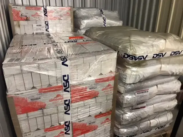 4 PALETTES DE NOURRITURES CHIENS / CHATS